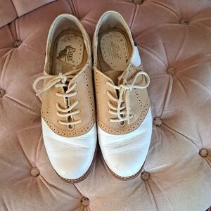 Bass Women's Tan and White Flats
